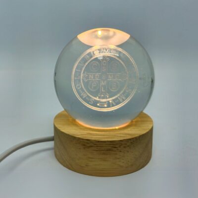 Mini Luminária Medalha São Bento 3D bola de Vidro base de Madeira e Led – 14842